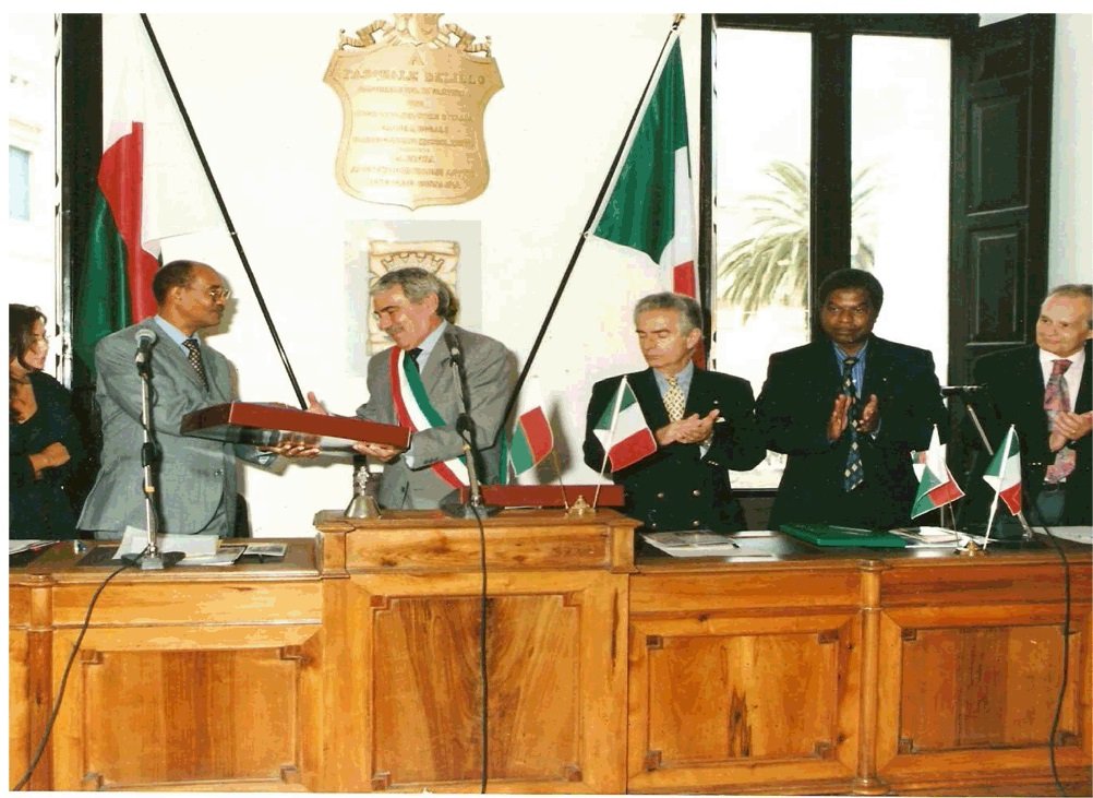 PRESENT MADACASCAR-1.jpg